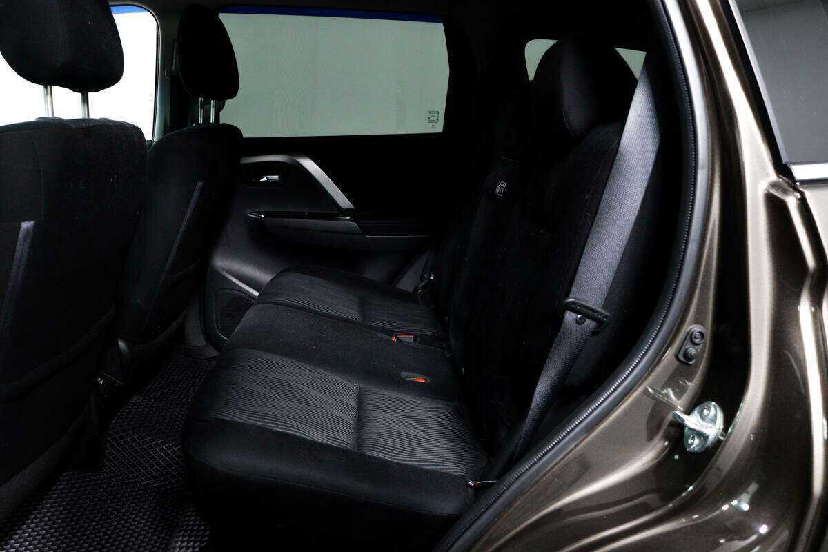 Купить Mitsubishi Montero Sport с пробегом. Фото: #11