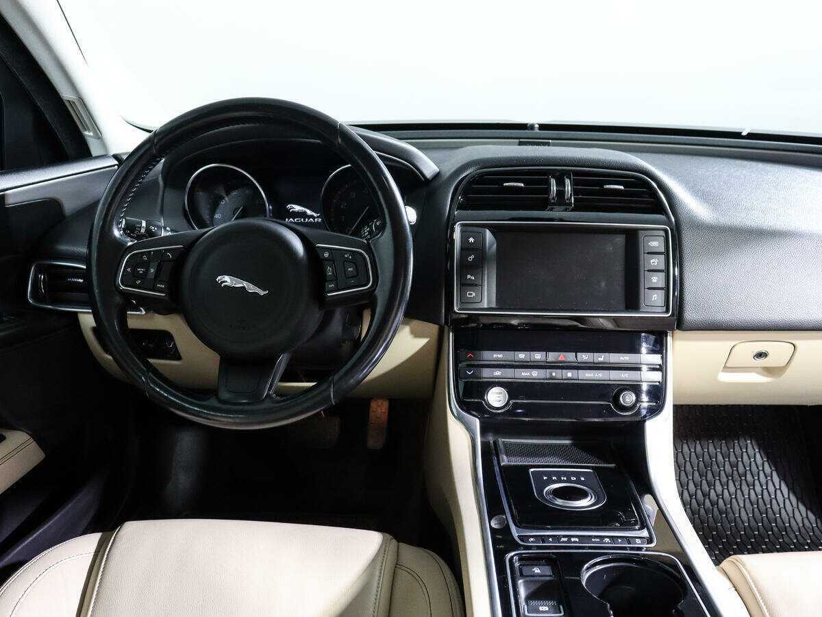 Купить Jaguar XE с пробегом. Фото: #9