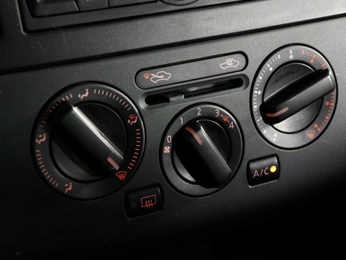 Купить Nissan Tiida с пробегом. Фото: #12