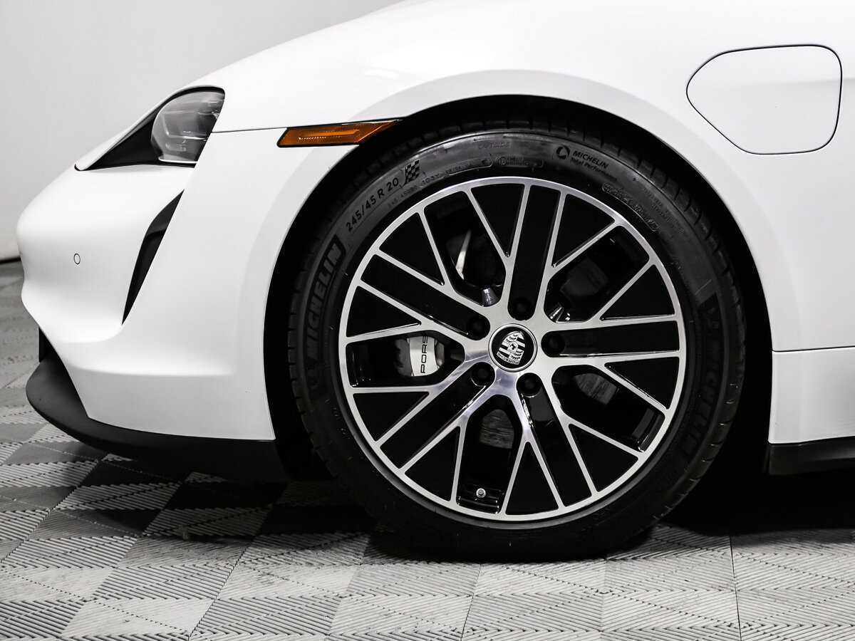 Купить Porsche Taycan с пробегом. Фото: #13