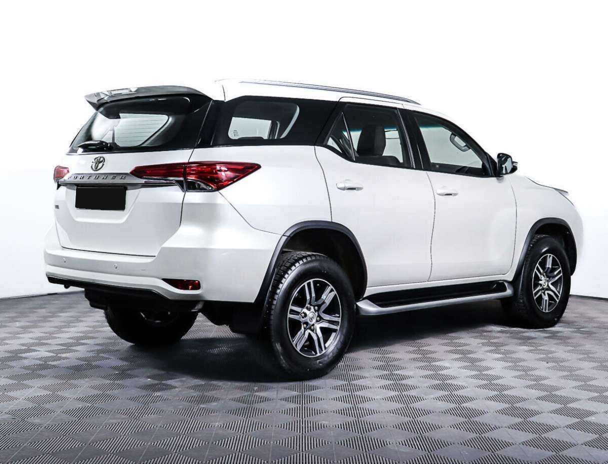 Купить Toyota Fortuner с пробегом. Фото: #4
