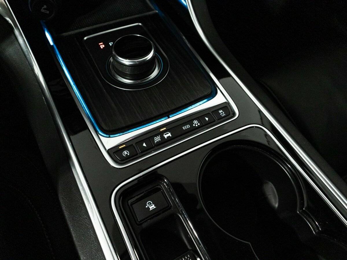 Купить Jaguar XE с пробегом. Фото: #18