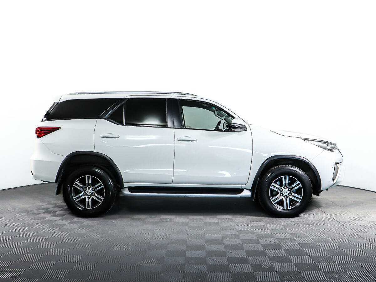 Купить Toyota Fortuner с пробегом. Фото: #2
