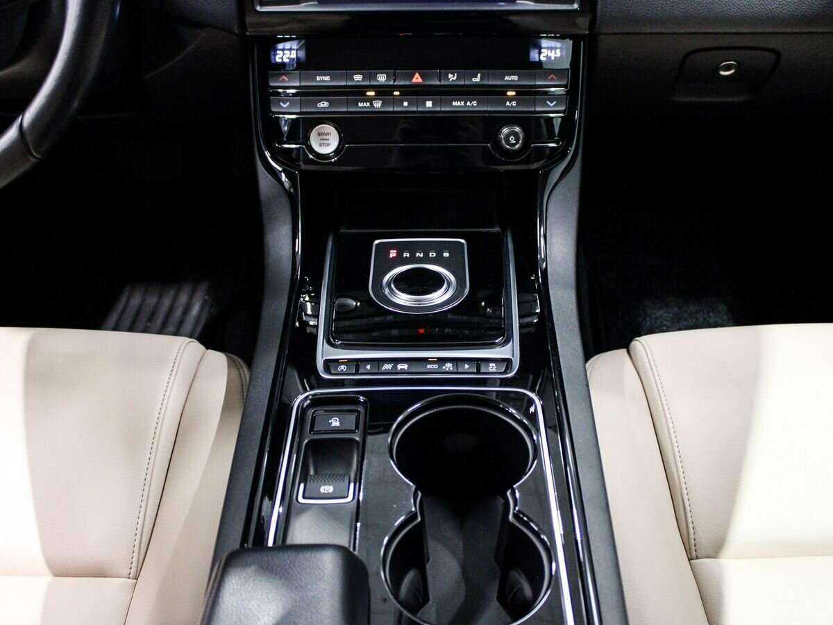 Купить Jaguar XE с пробегом. Фото: #19