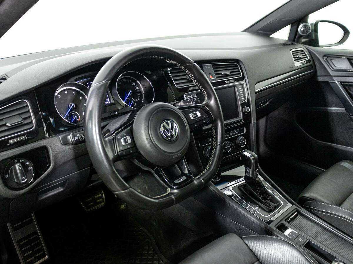 Купить Volkswagen Golf R с пробегом. Фото: #10