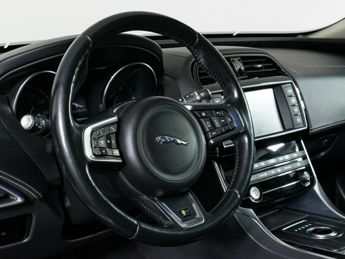 Купить Jaguar XE с пробегом. Фото: #14