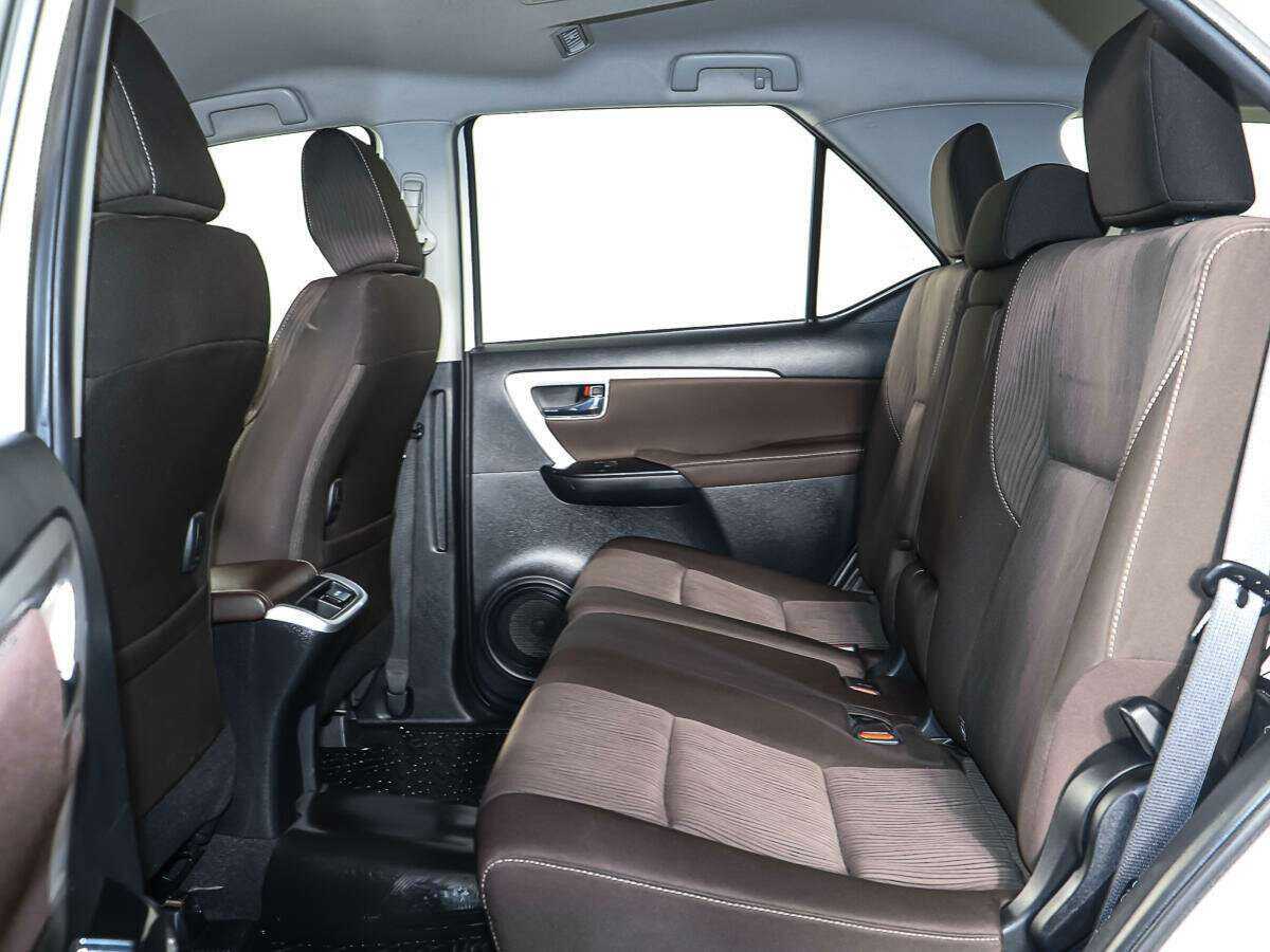Купить Toyota Fortuner с пробегом. Фото: #9