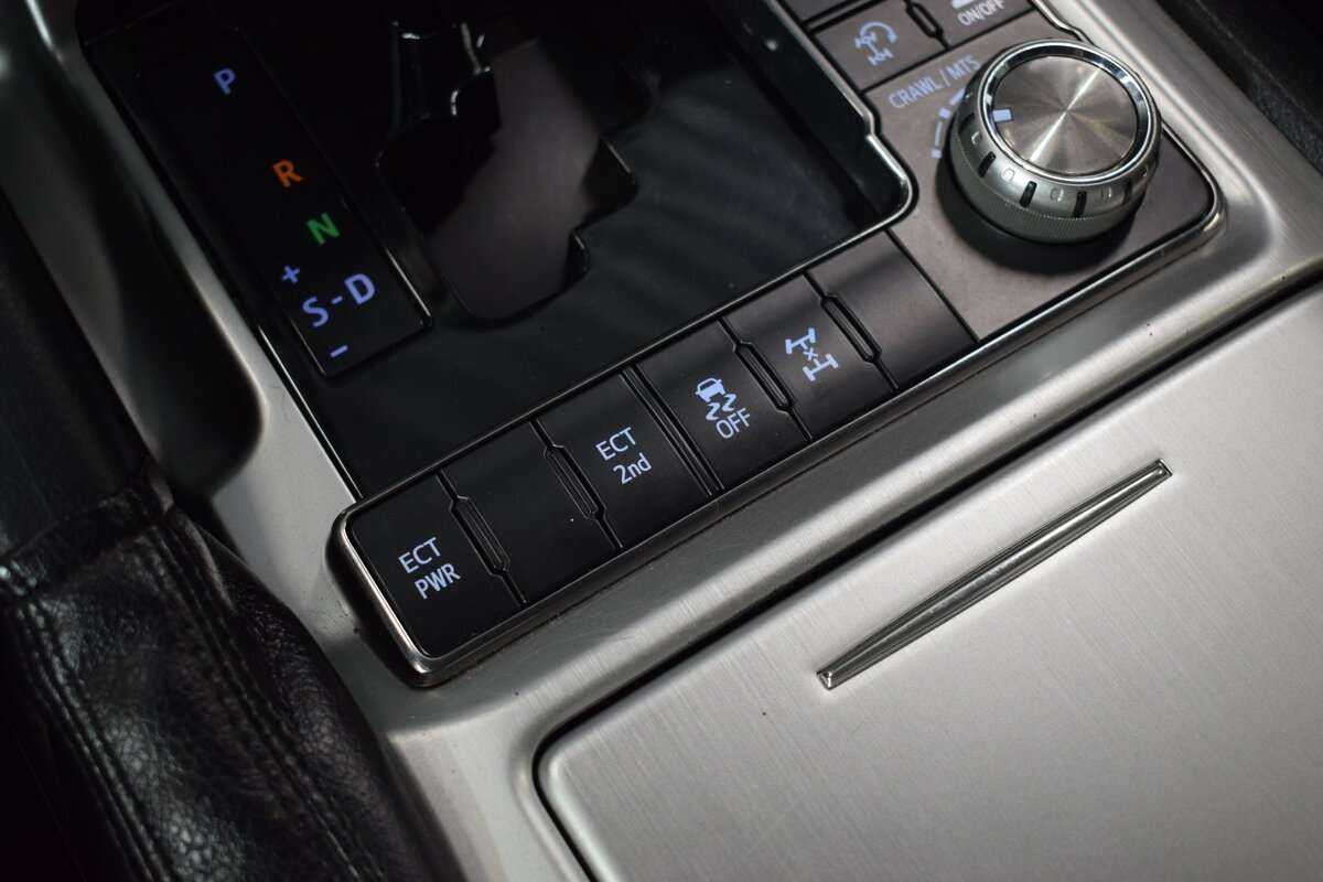 Купить Toyota Land Cruiser с пробегом. Фото: #30