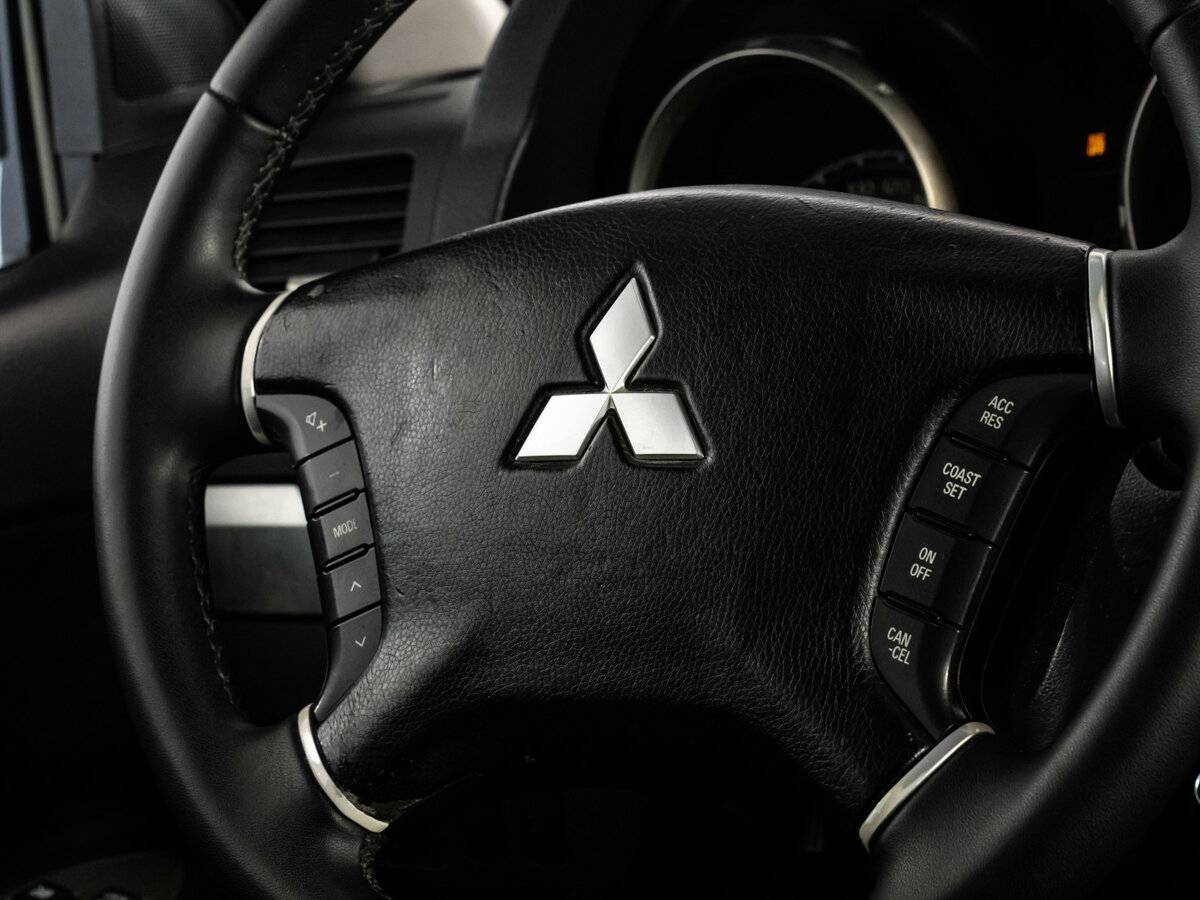 Купить Mitsubishi Pajero с пробегом. Фото: #8