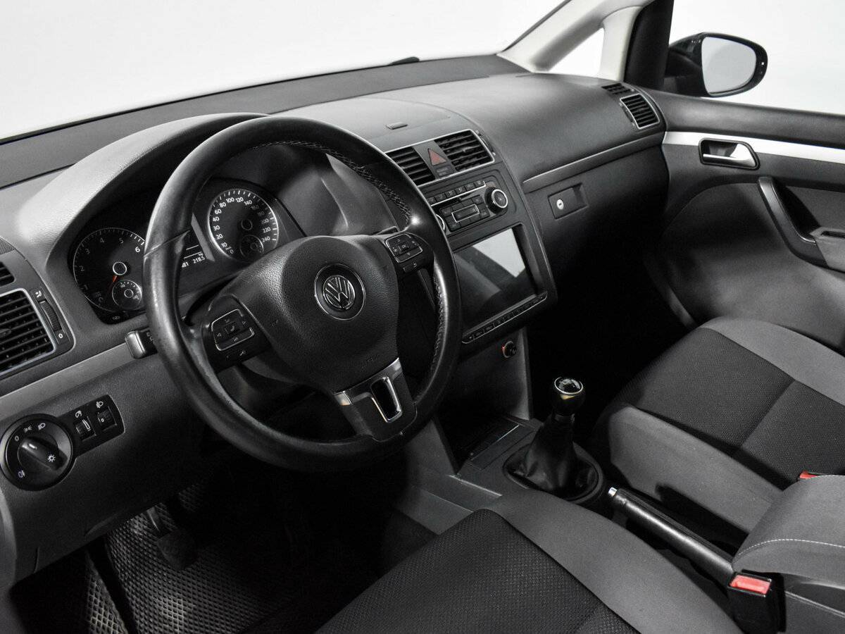 Купить Volkswagen Touran с пробегом. Фото: #8