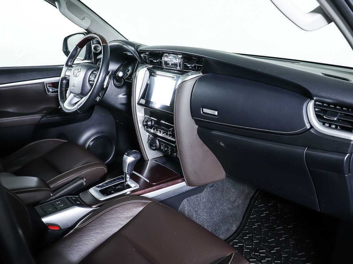 Купить Toyota Fortuner с пробегом. Фото: #6