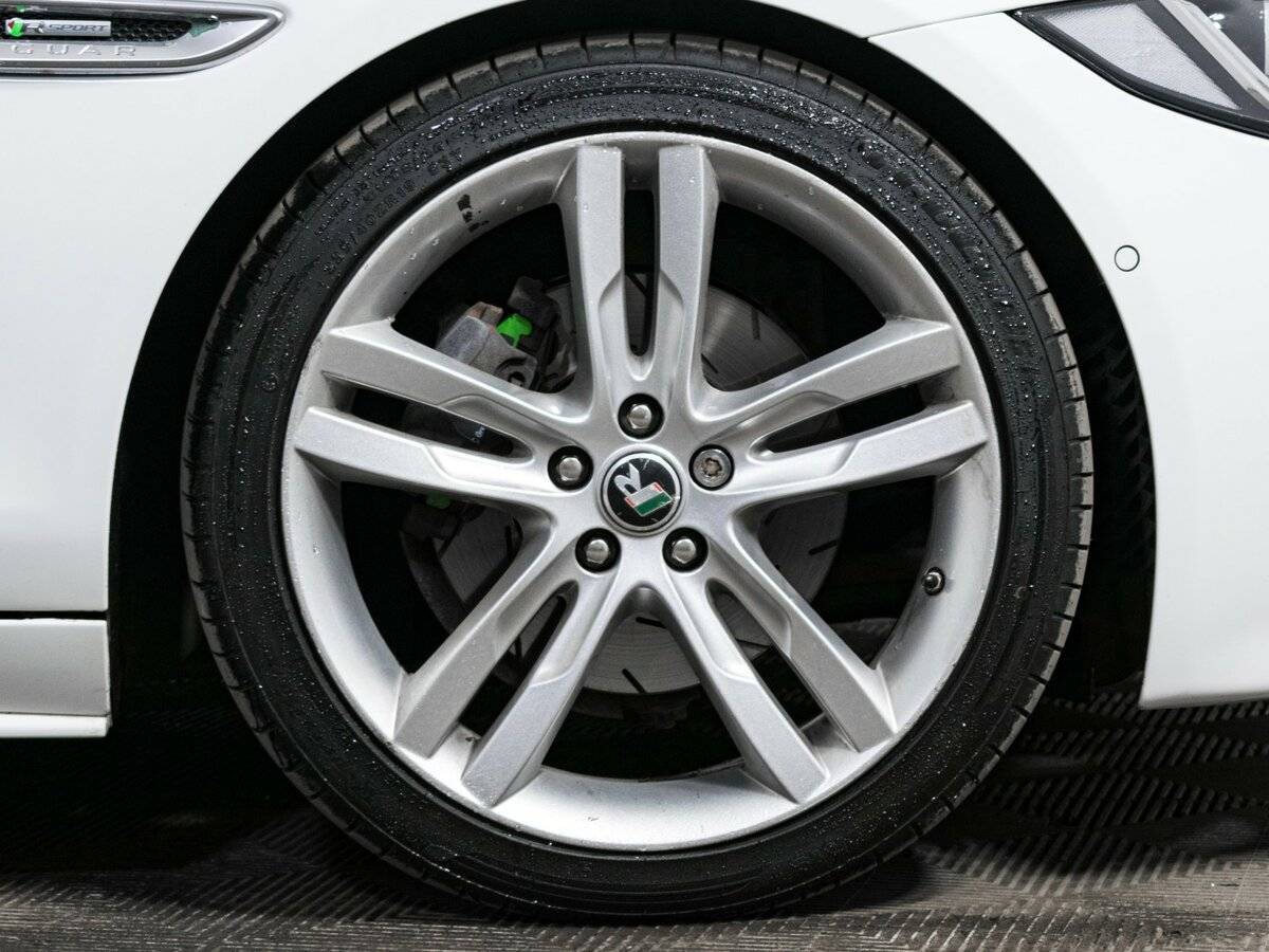 Купить Jaguar XE с пробегом. Фото: #19