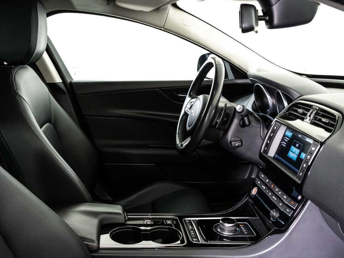 Купить Jaguar XE с пробегом. Фото: #14