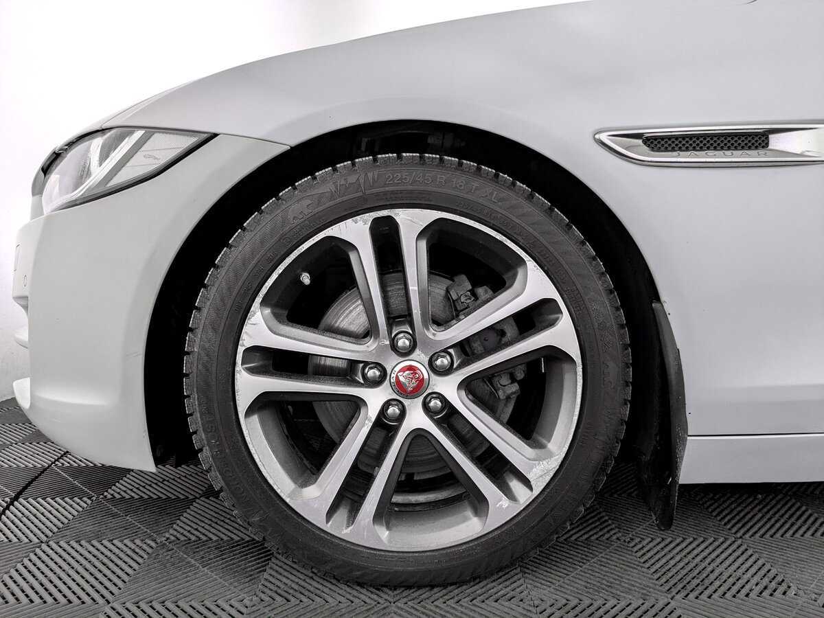 Купить Jaguar XE с пробегом. Фото: #17
