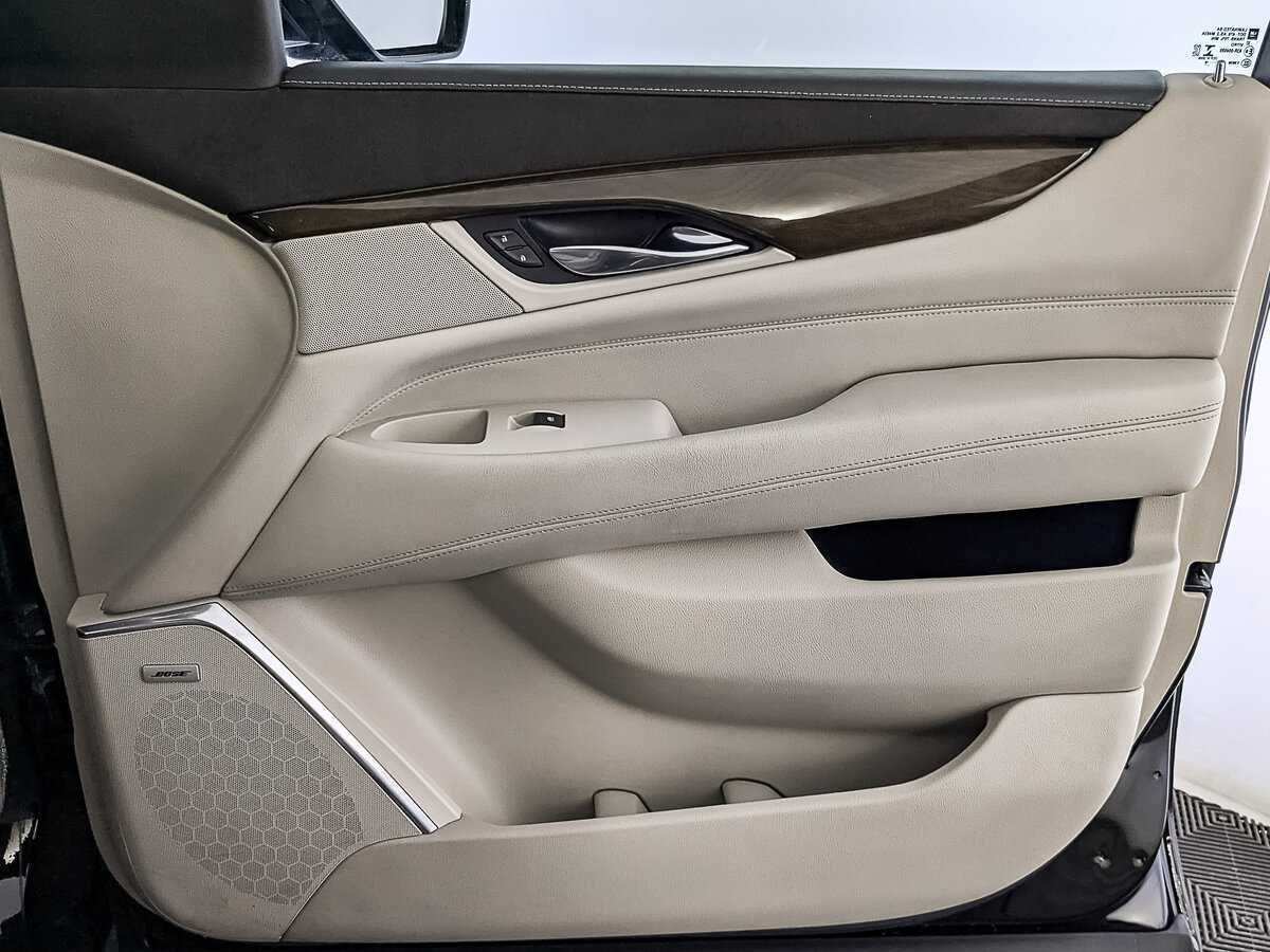 Купить Cadillac Escalade с пробегом. Фото: #24