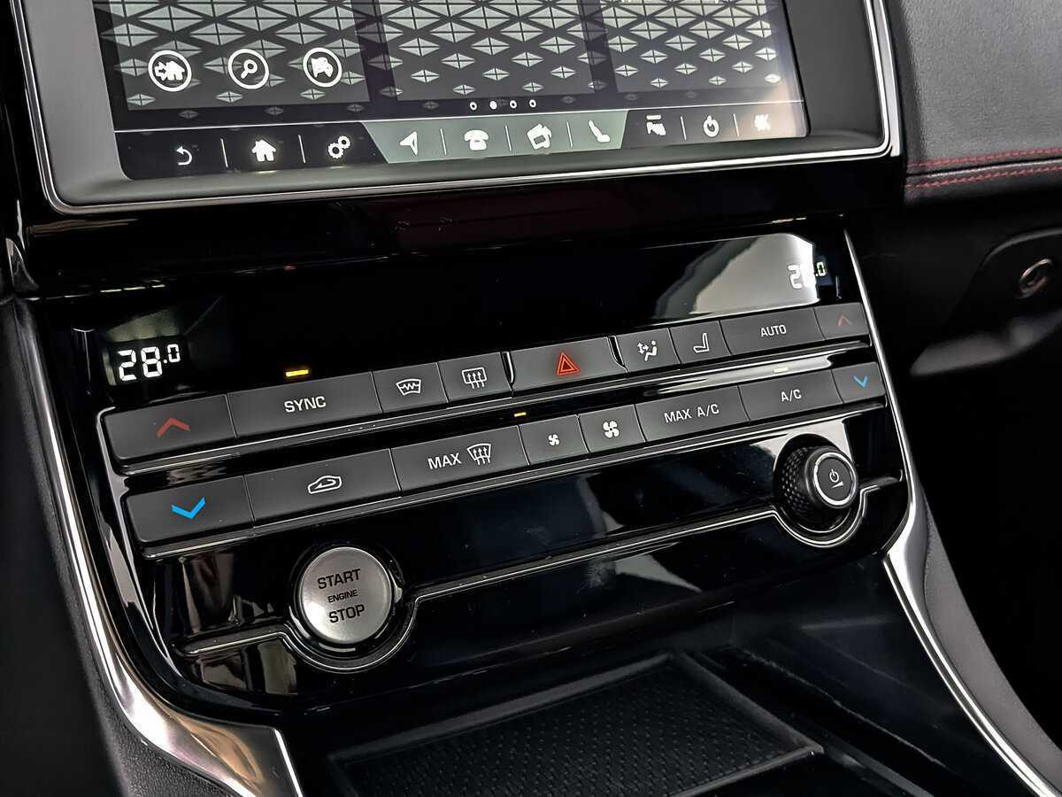 Купить Jaguar XE с пробегом. Фото: #19