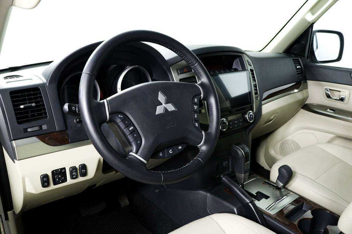 Купить Mitsubishi Pajero с пробегом. Фото: #12