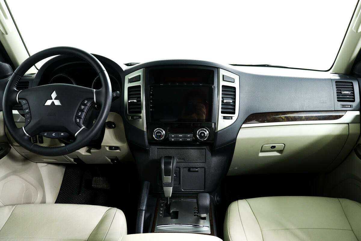 Купить Mitsubishi Pajero с пробегом. Фото: #10