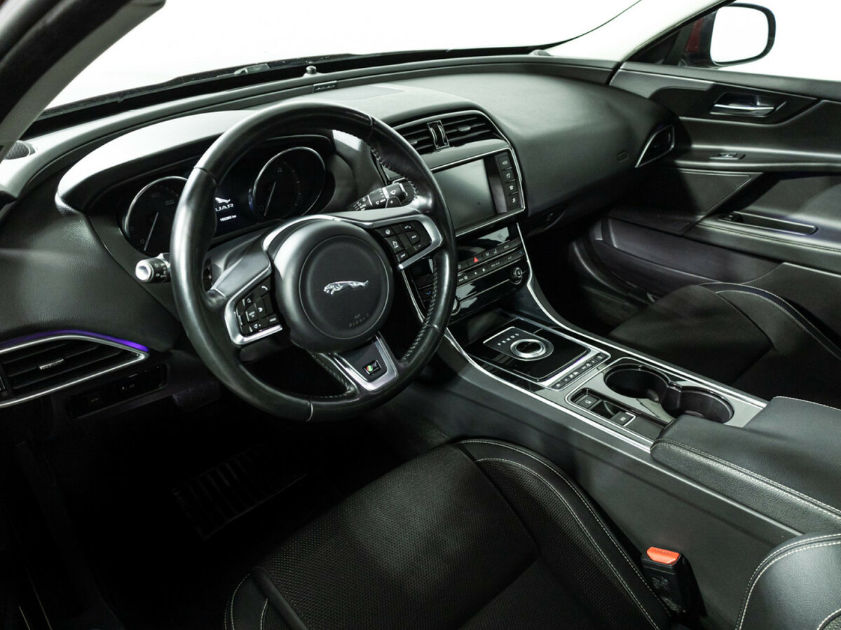 Купить Jaguar XE с пробегом. Фото: #8