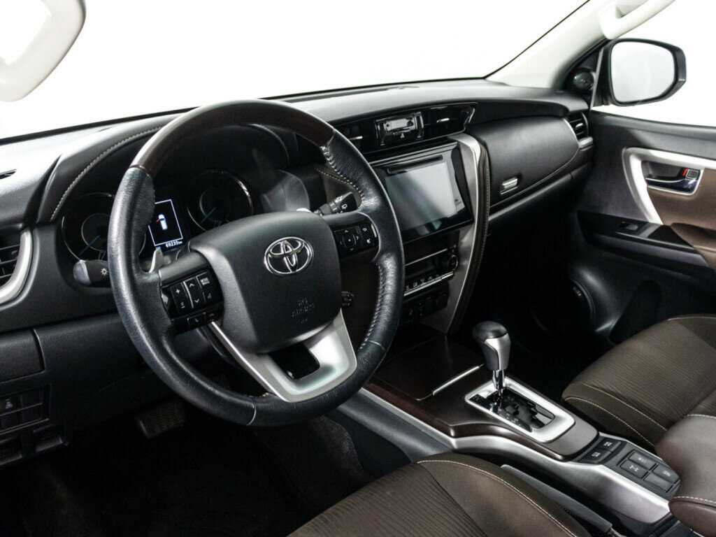 Купить Toyota Fortuner с пробегом. Фото: #8