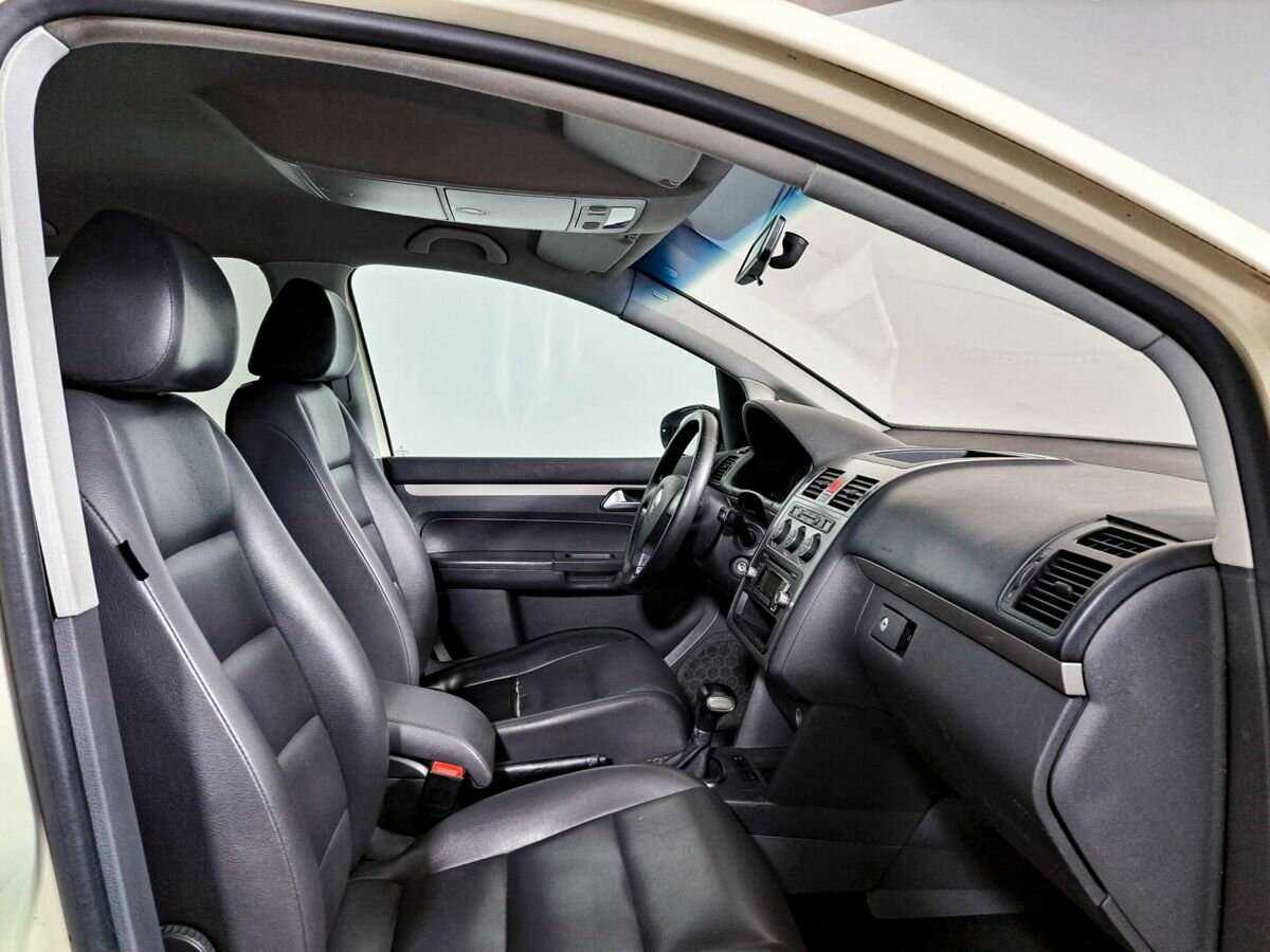 Купить Volkswagen Touran с пробегом. Фото: #8