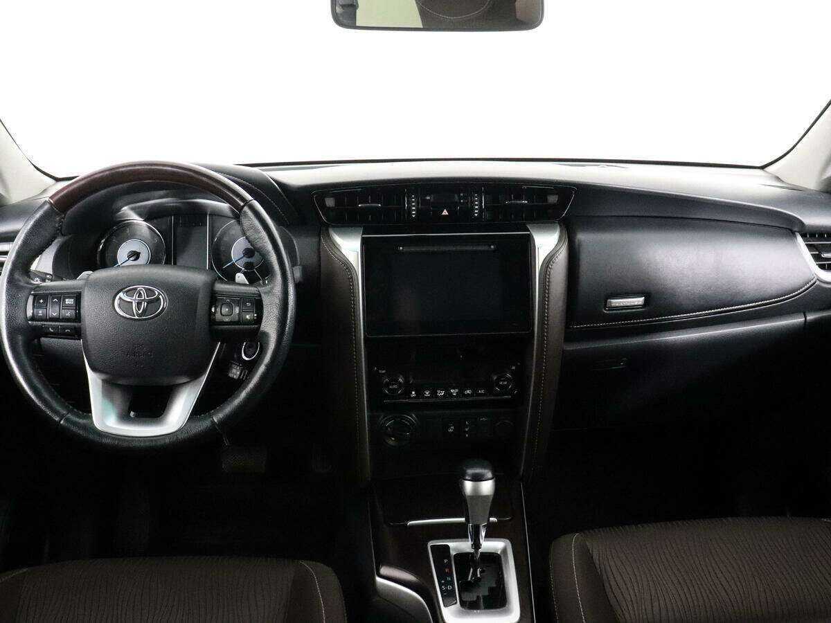Купить Toyota Fortuner с пробегом. Фото: #11