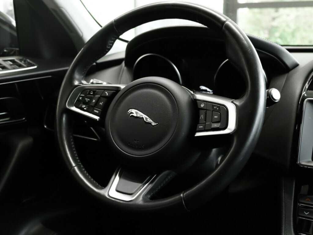 Купить Jaguar F-Pace с пробегом. Фото: #8