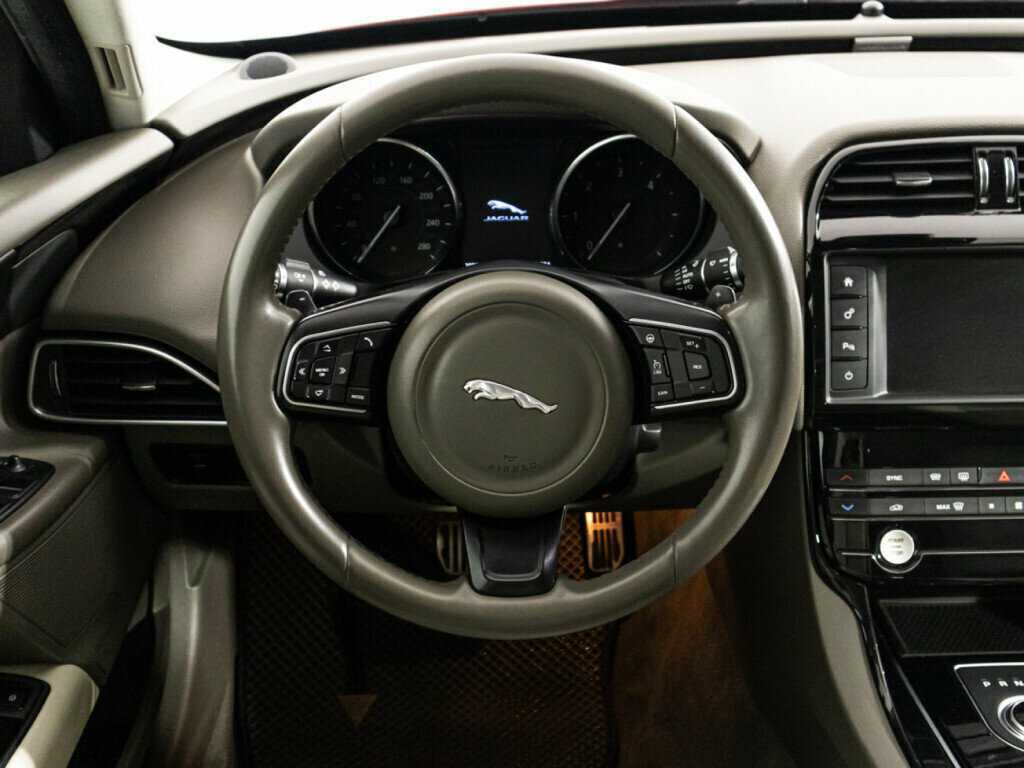 Купить Jaguar XE с пробегом. Фото: #18