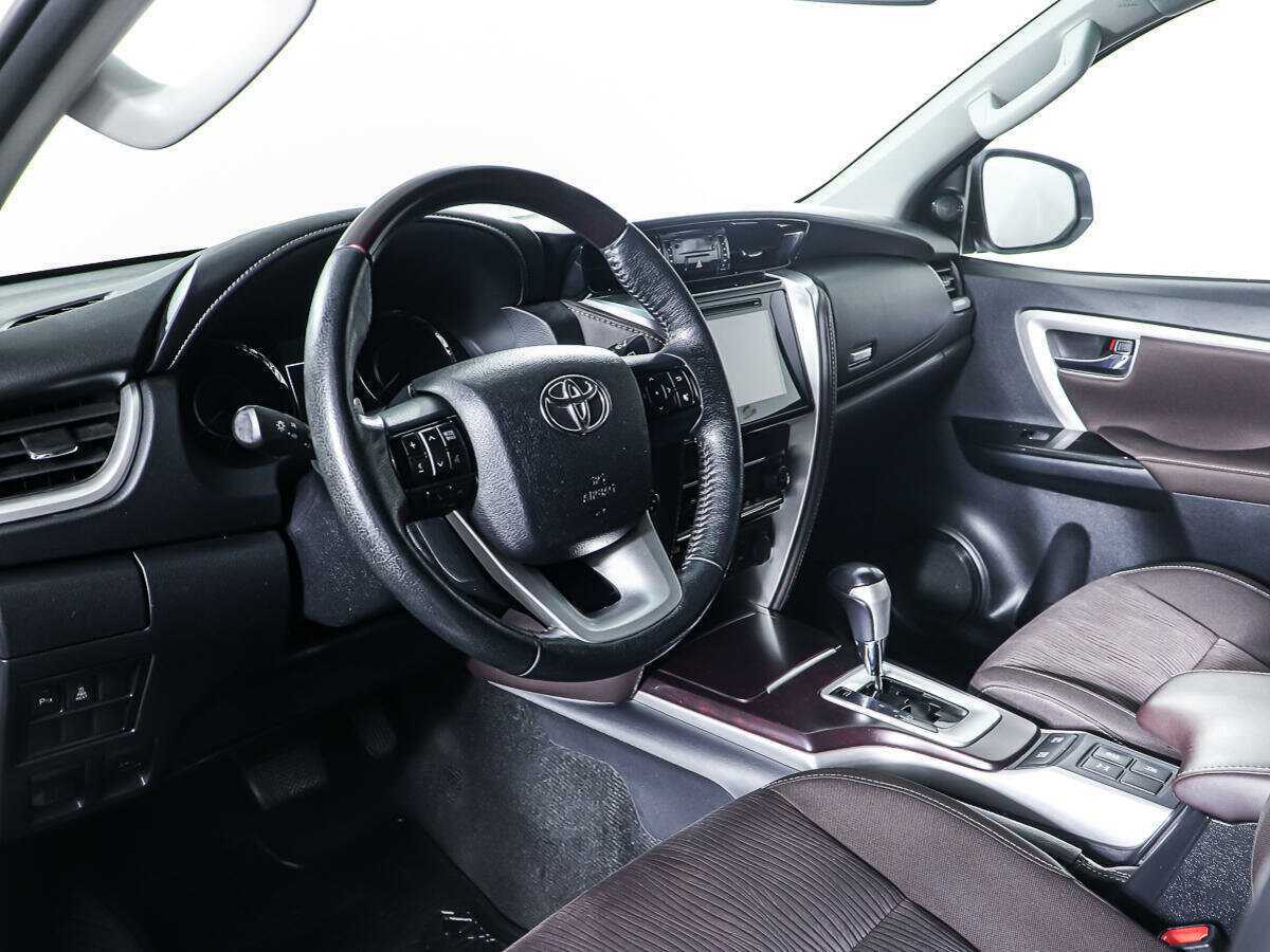 Купить Toyota Fortuner с пробегом. Фото: #11