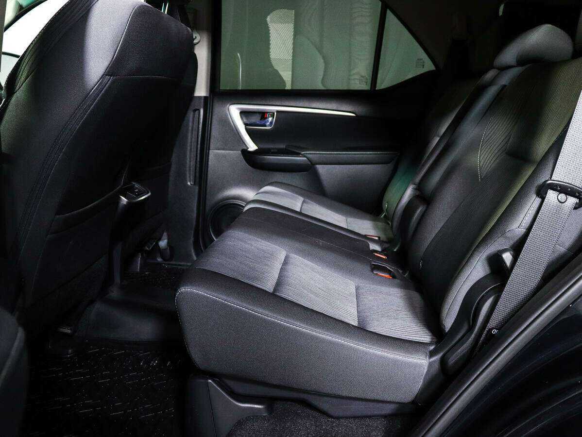Купить Toyota Fortuner с пробегом. Фото: #7