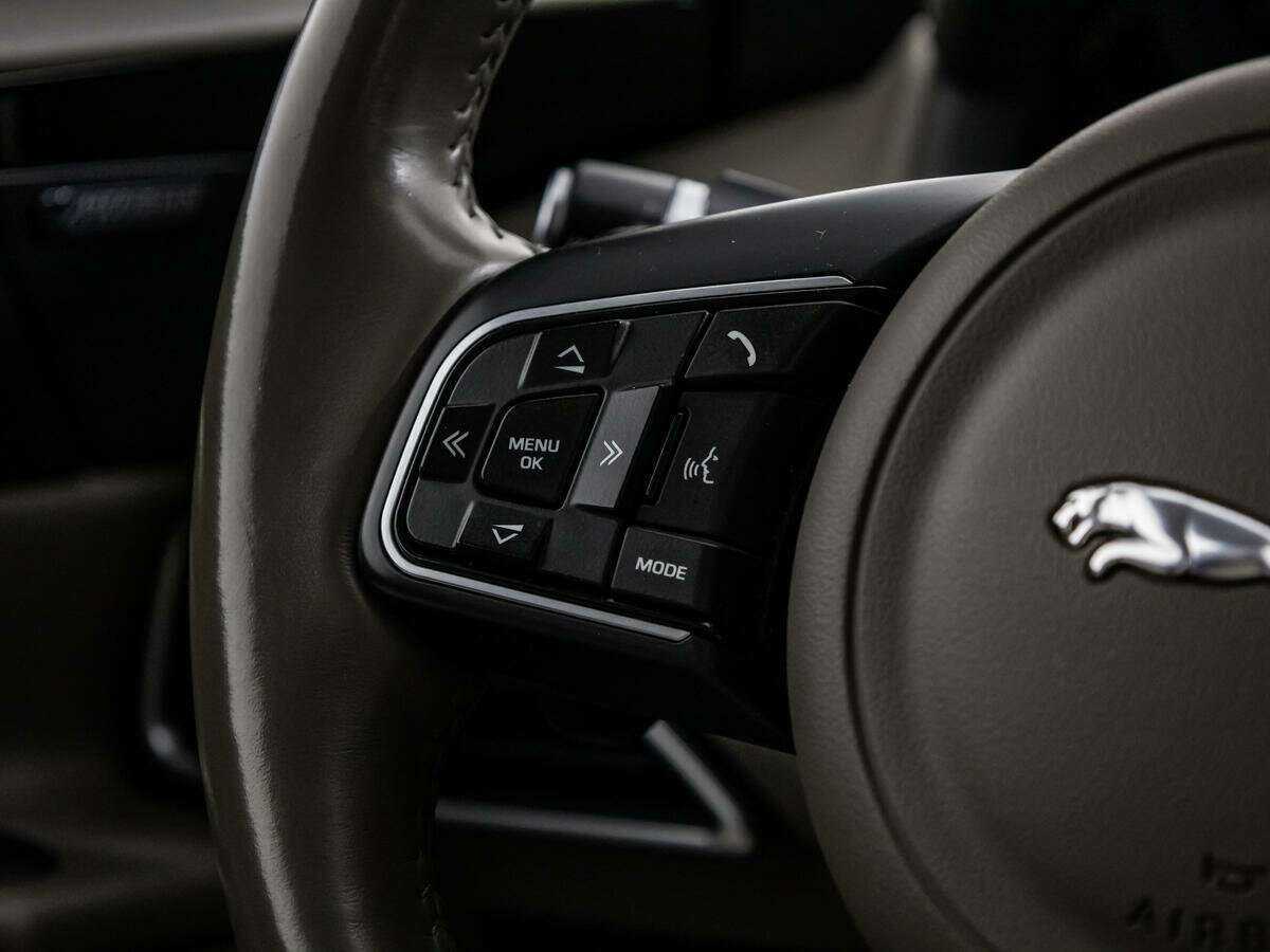 Купить Jaguar XE с пробегом. Фото: #20