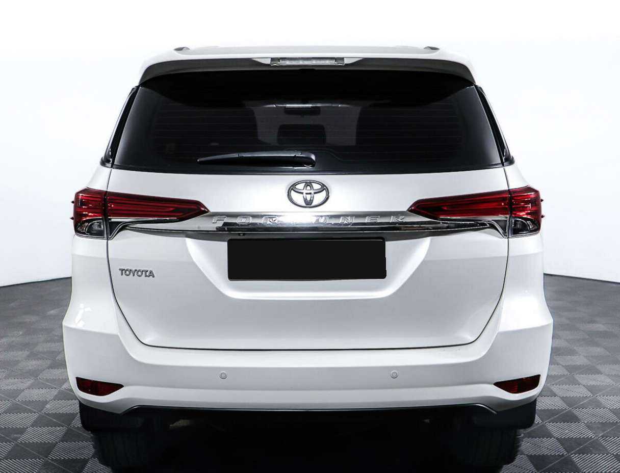Купить Toyota Fortuner с пробегом. Фото: #4