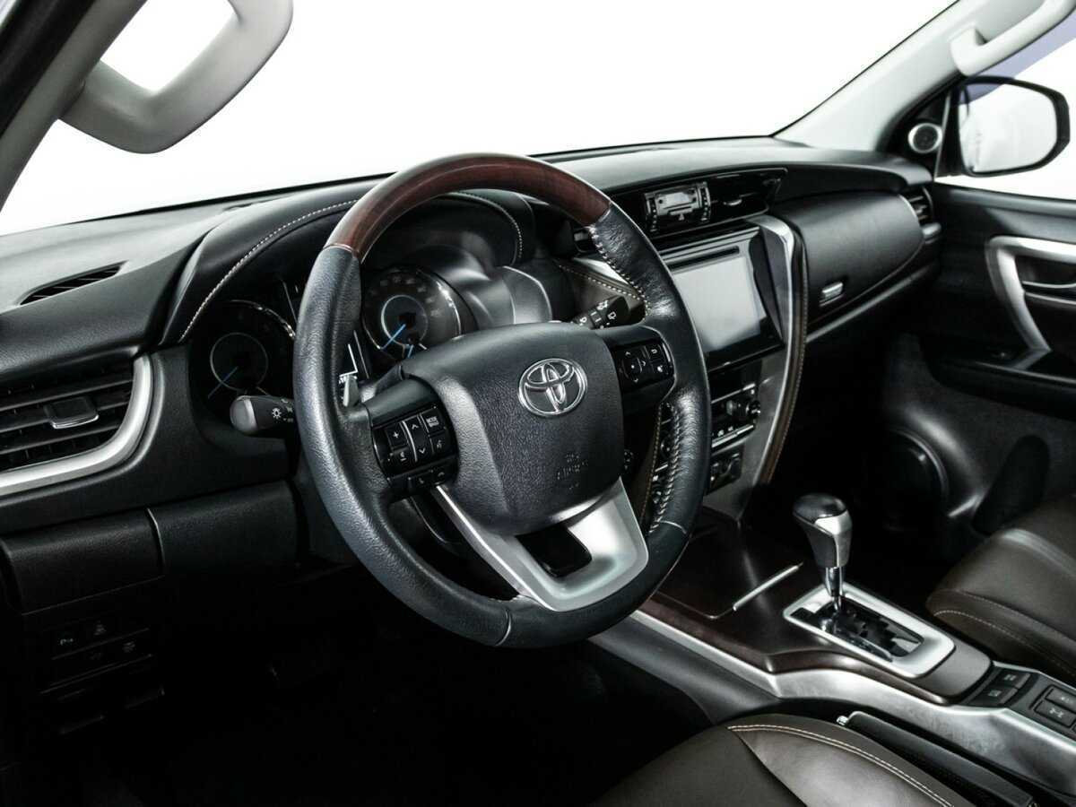 Купить Toyota Fortuner с пробегом. Фото: #10