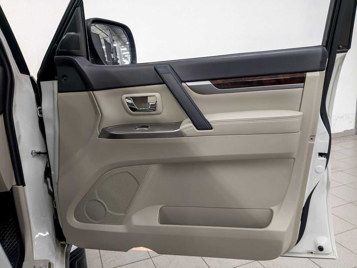 Купить Mitsubishi Pajero с пробегом. Фото: #24