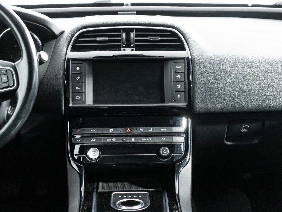 Купить Jaguar XE с пробегом. Фото: #13