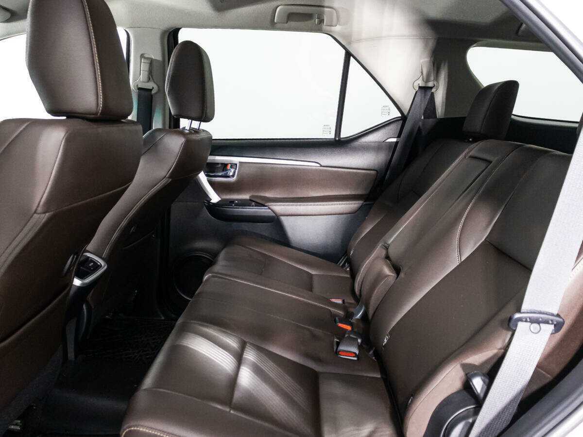 Купить Toyota Fortuner с пробегом. Фото: #9