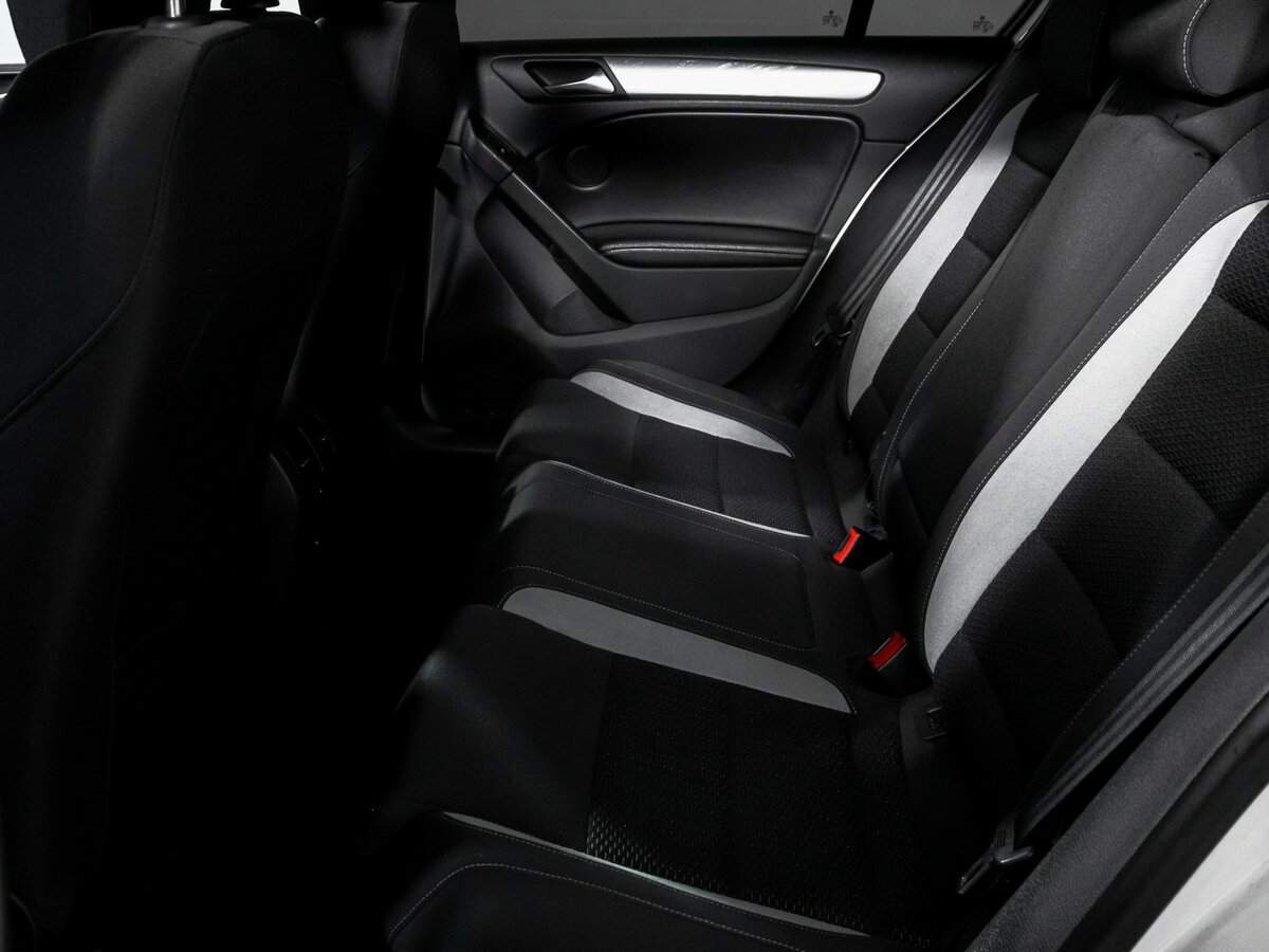 Купить Volkswagen Golf R с пробегом. Фото: #9