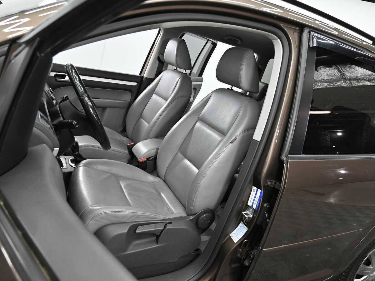 Купить Volkswagen Touran с пробегом. Фото: #5