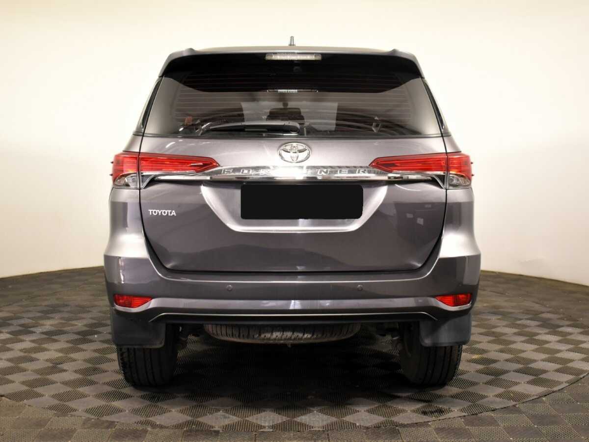 Купить Toyota Fortuner с пробегом. Фото: #4