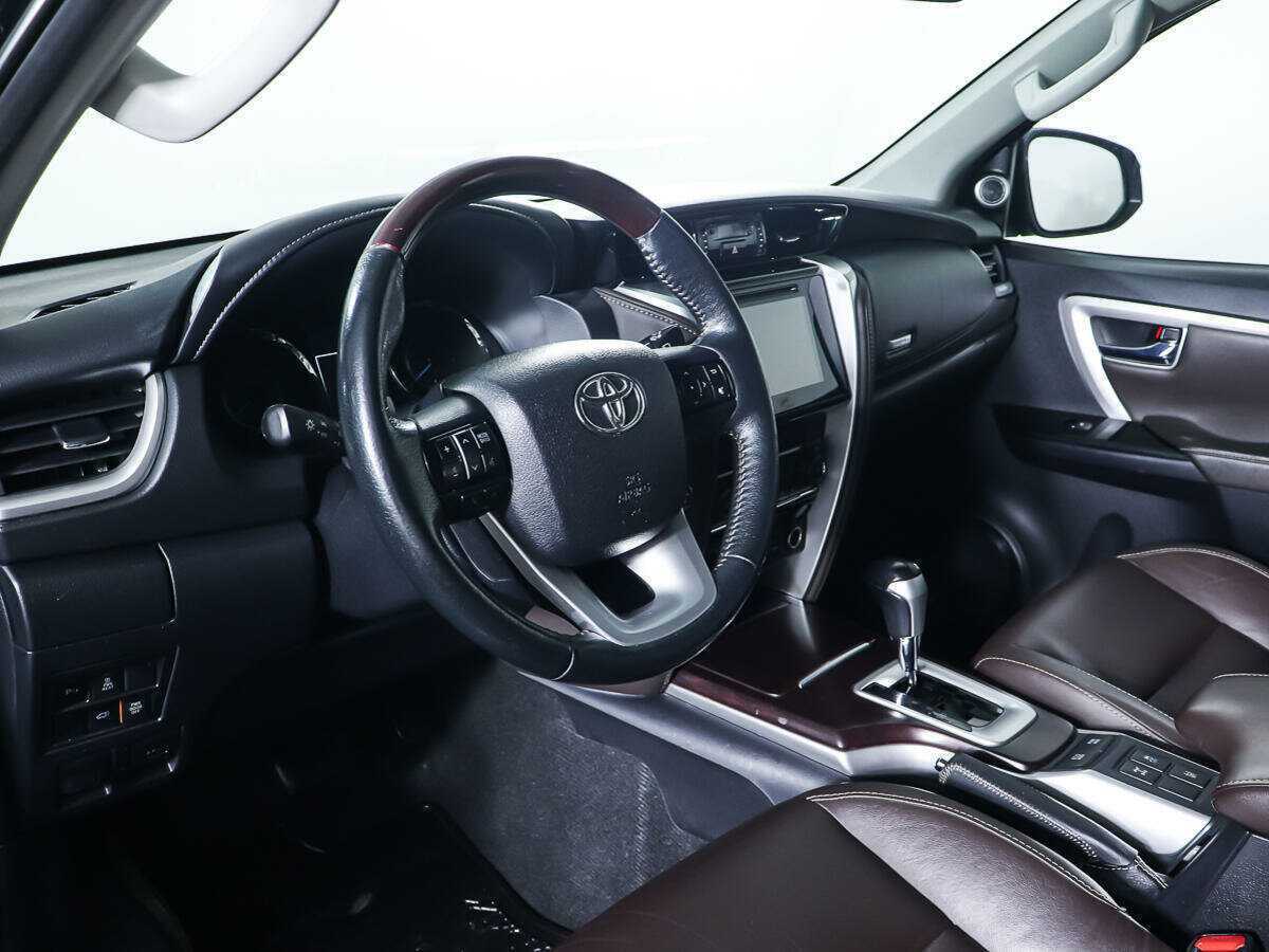 Купить Toyota Fortuner с пробегом. Фото: #10
