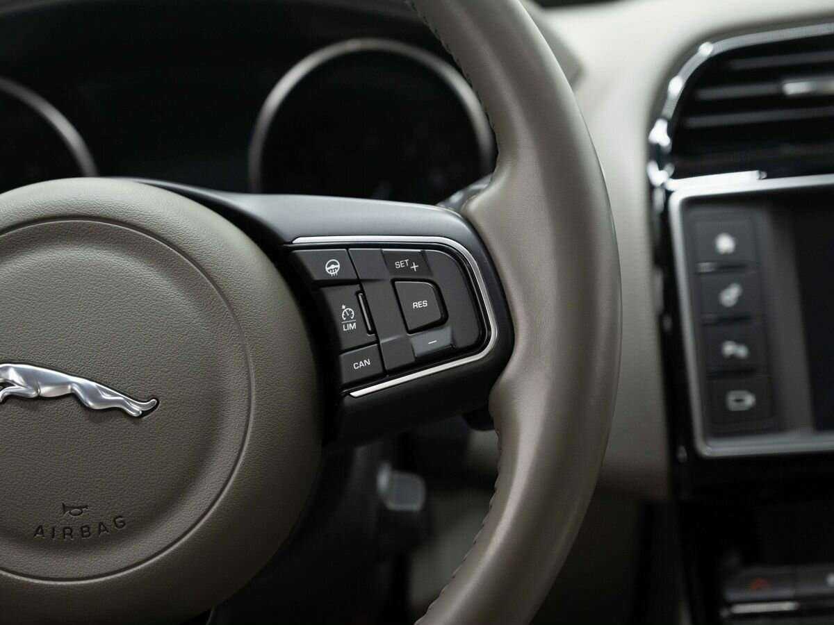 Купить Jaguar XE с пробегом. Фото: #15