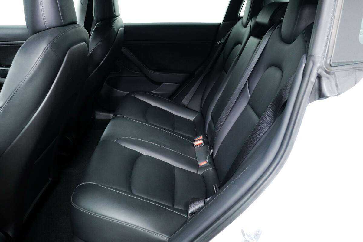 Купить Tesla Model 3 с пробегом. Фото: #11