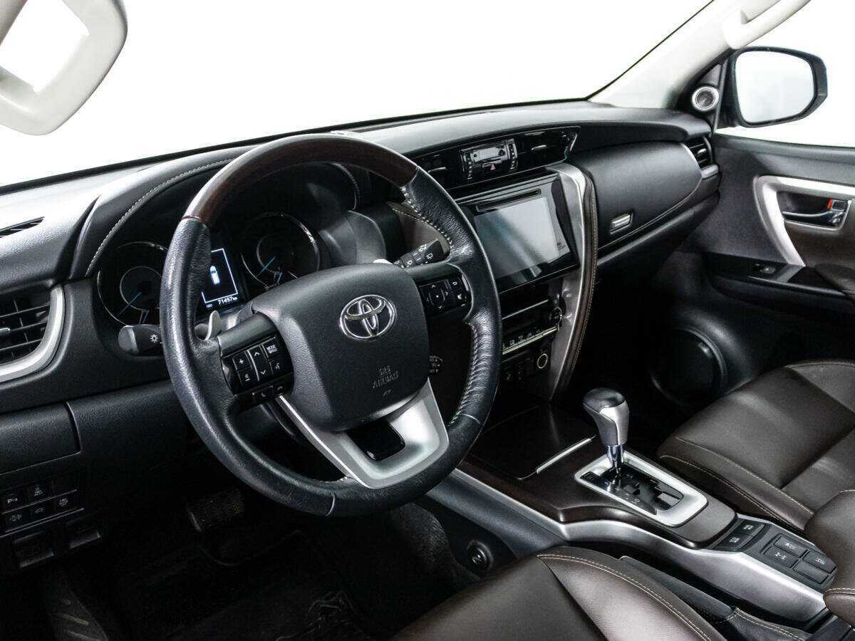 Купить Toyota Fortuner с пробегом. Фото: #10