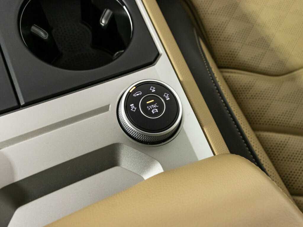 Купить Volkswagen Touareg с пробегом. Фото: #20