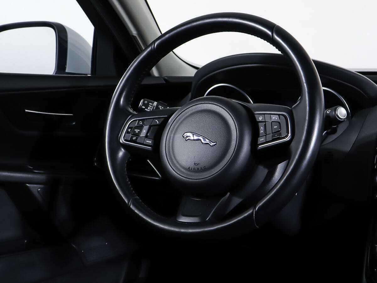 Купить Jaguar XE с пробегом. Фото: #13