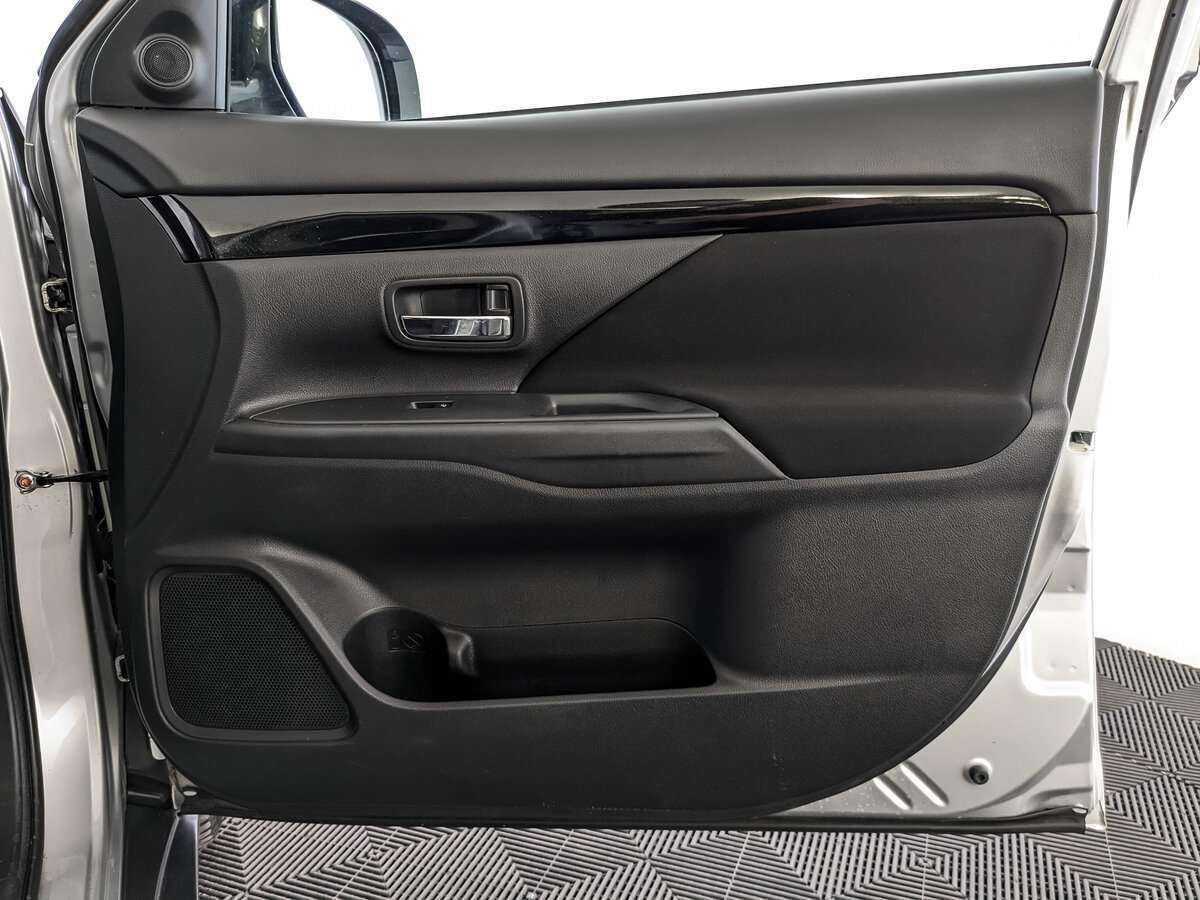 Купить Mitsubishi Outlander с пробегом. Фото: #21