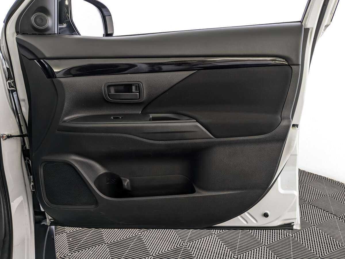Купить Mitsubishi Outlander с пробегом. Фото: #20