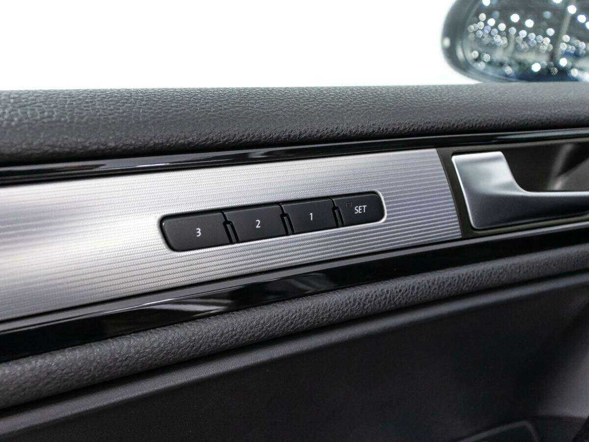Купить Volkswagen Touareg с пробегом. Фото: #20