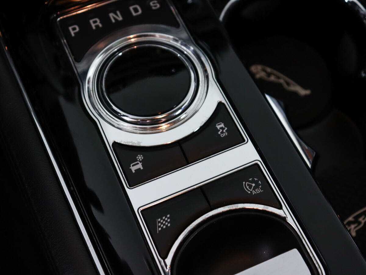 Купить Jaguar XJ с пробегом. Фото: #28