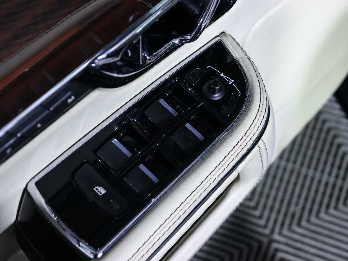 Купить Jaguar XJ с пробегом. Фото: #24